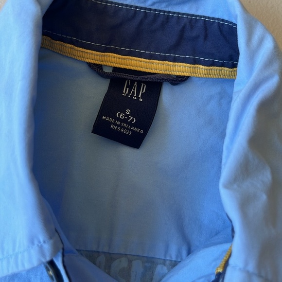 Gap boys button up size S (6-7) - Picture 2 of 3